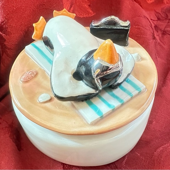 Unique Item - Penguin Sunbathing On The Beach Music Box “You Are My Sunshine” - Picture 8 of 11